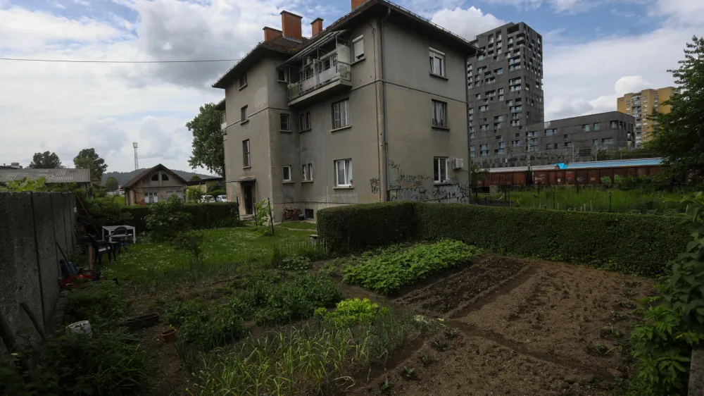 20.5.2024 - &Scaron;martinska cesta - hi&scaron;e predvidene za ru&scaron;enje - preselitev na drugo lokacijo - podvoz pri Orto barFOTO: Luka Cjuha