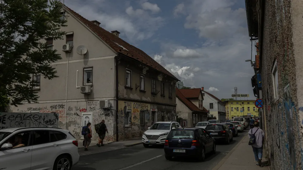 20.5.2024 - &Scaron;martinska cesta - hi&scaron;e predvidene za ru&scaron;enje - preselitev na drugo lokacijo - podvoz pri Orto barFOTO: Luka Cjuha
