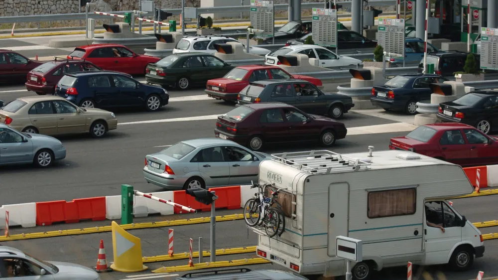 cestninska postaja Videž, gneča, počitnice, kolona, avtomobil// FOTO: Matej Pov&scaron;e