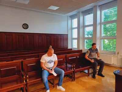 Pred sodnico Nino Prosen se je včeraj zagovarjal 42-letni Jeseničan Emir Bajrektarevič, ki mu zaradi poskusa obuja grozi do petnajst let zaporne kazni.&nbsp;

&nbsp;