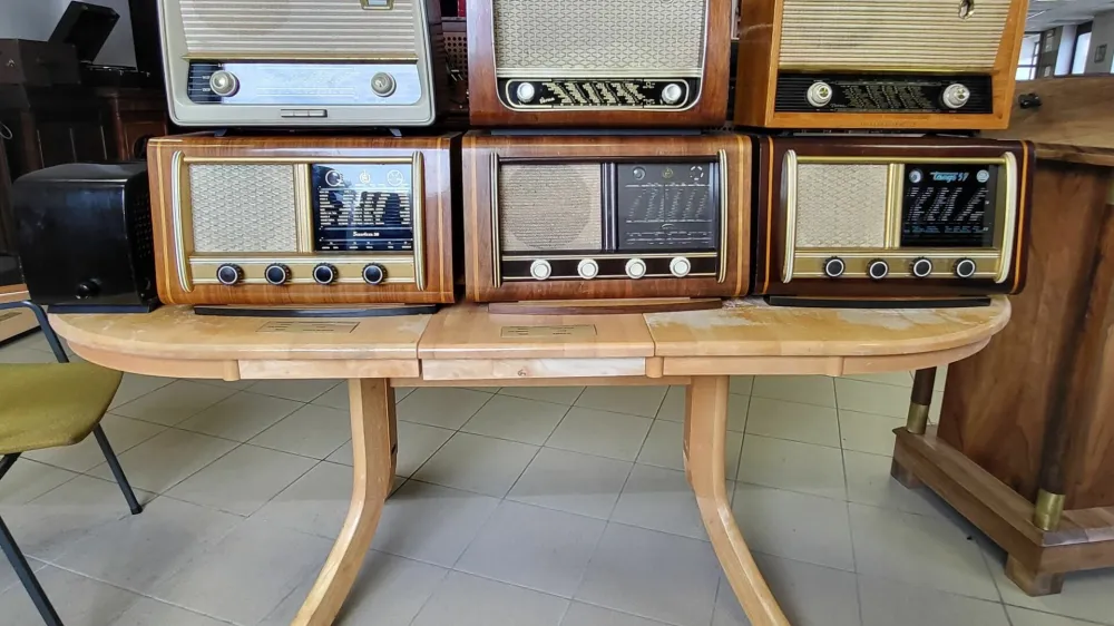 Podobne aparate so v preteklosti poslu&scaron;ali v skoraj vsakem slovenskem domu.&nbsp;Foto:&nbsp;Katja Gle&scaron;čič