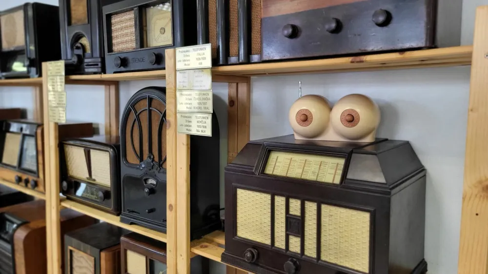 Tudi radio v obliki ženskih prsi se je zna&scaron;el v zbirki.&nbsp;Foto:&nbsp;Katja Gle&scaron;čič