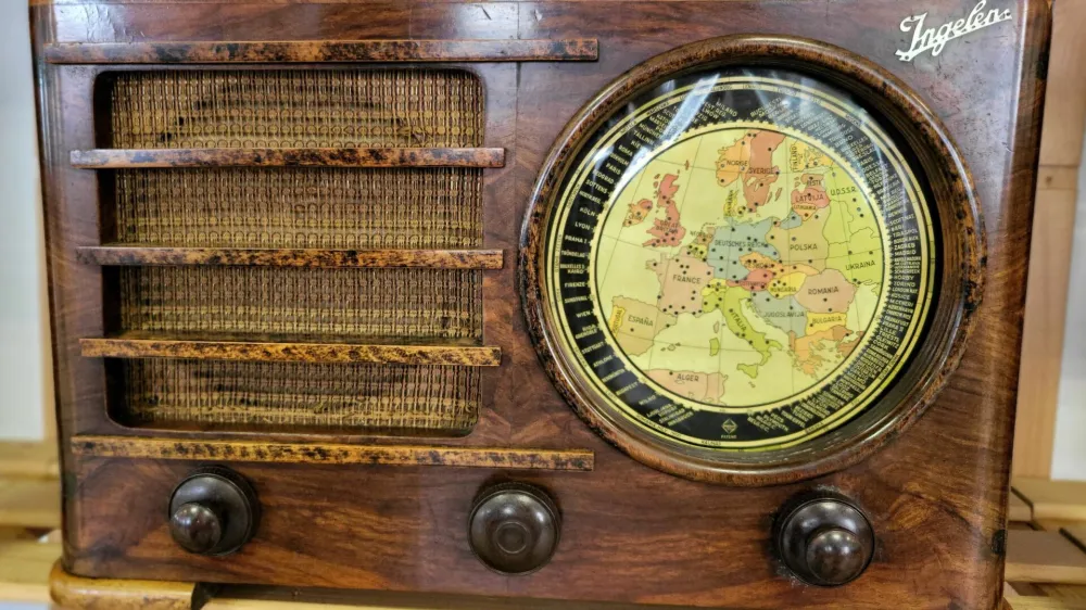 Leseni ingelen s skalo v obliki zemljevida z lučkami na glavnih mestih, ki se prižgejo, ko z gumbom najdemo postajo, ki jo i&scaron;čemo.&nbsp;Foto:&nbsp;Katja Gle&scaron;čič