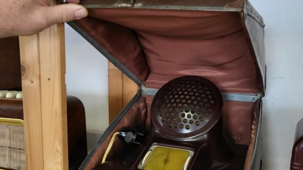 Fonola je redek radio v kovčku.&nbsp;Foto:&nbsp;Katja Gle&scaron;čič