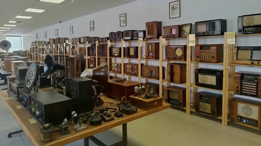 Razstava je poučen zgodovinski prerez razvoja radijske tehnike. Foto:&nbsp;Katja Gle&scaron;čič