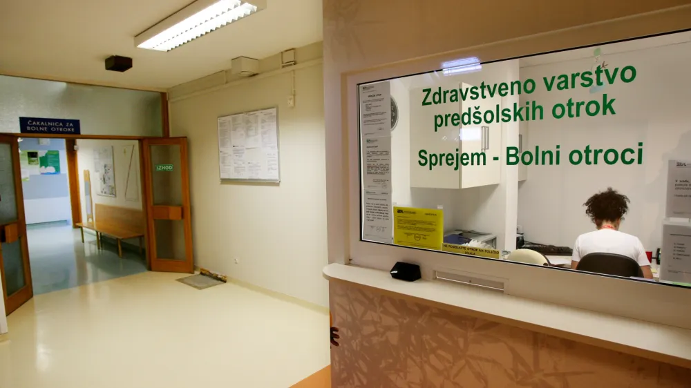 Zdravstveni dom Vič v Ljubljani - sprejemna pisarna Zdravstveno varstvo pred&scaron;olskih otrok - zdravniki so za eno uro odložili delo - simbolična fotografija - bolni otroci - 22.04.2015 -  protest zdravnikov - enourna opozorilna stavka, ker vlada do sedaj ni sprejela standardov in normativov, želijo tudi povprečno plačo v vi&scaron;ini trikratne povprečne slovenske plače. Če njihove zahteve ne bodo padle na plodna tla, za 28. maj napovedujejo celodnevno opozorilno stavko.- protest - zdravniki -   //FOTO: Tomaž Skale