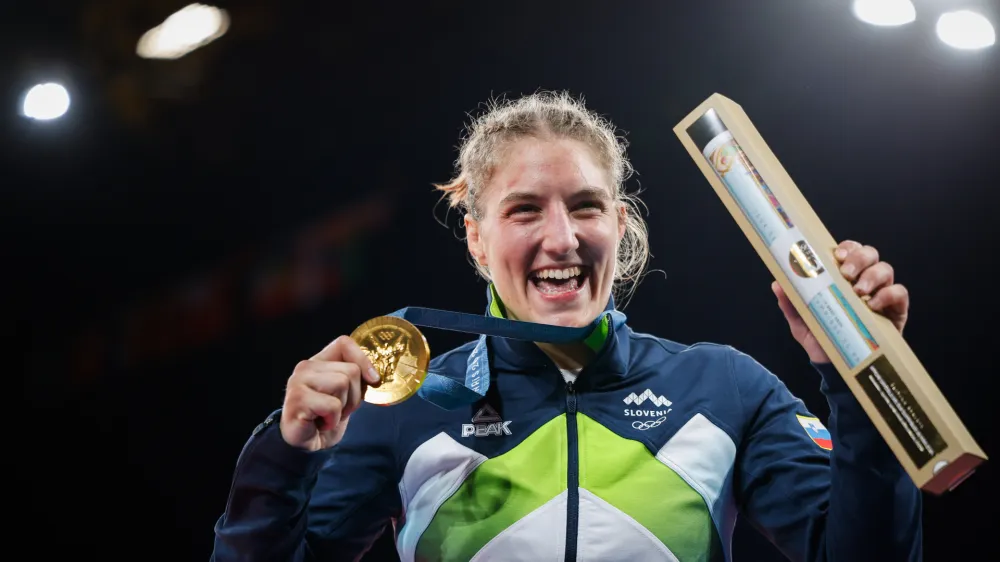 Francija, Pariz.Poletne olimpijske igre 2024 v Parizu.Podelitev medalj najboljsim judoistkam v kategoriji do 63 kg.Olimpijska prvakinja Andreja Leski z zlato medaljo.