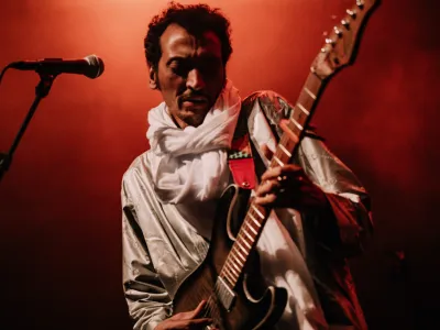 Bombino, tuare&scaron;ki glasbenik F Maarten Mooijaman