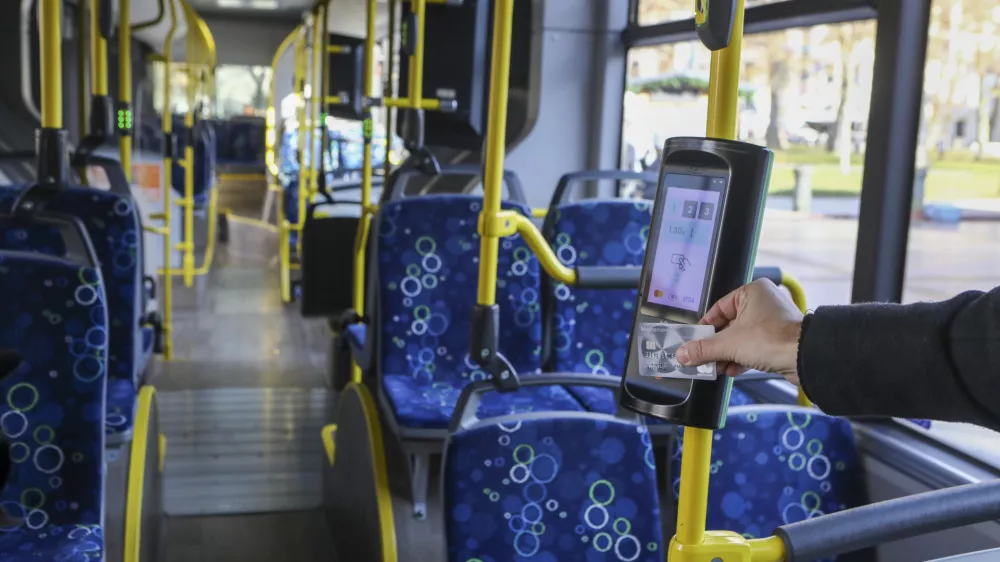 - ljubljanski mestni avtobus -- 29.11.2023 &ndash; Ljubljanski potni&scaron;ki promet (LPP) - predstavitev nove digitalne re&scaron;itve - plačevanje avtobusnih vozovnic s plačilnimi karticami na mestnih in medkrajevnih linijah - //FOTO: Luka Cjuha