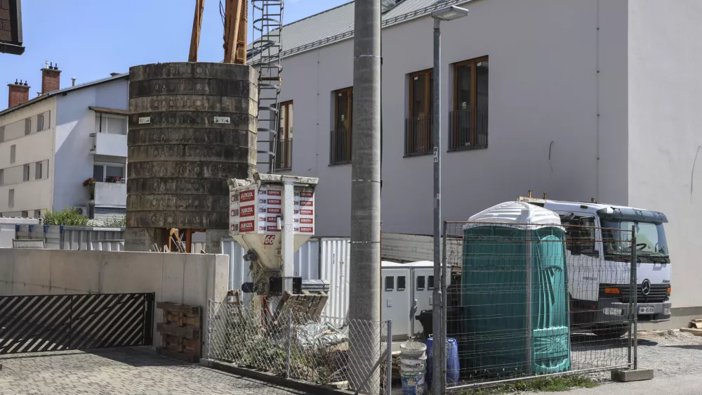 - 31.07.2024 - gradbi&scaron;če za novo lekarno in stanovanja na Vrhniki //FOTO: Jaka Gasar