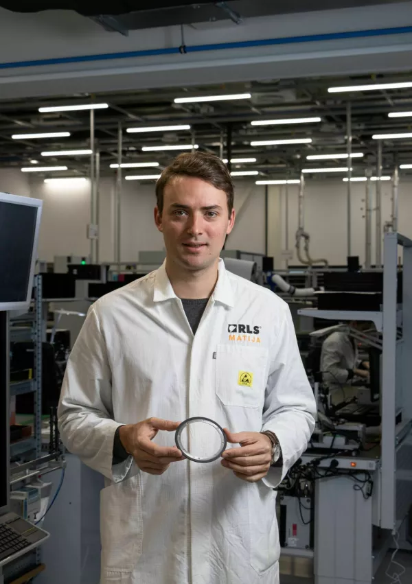 &raquo;Ne delamo toliko na &scaron;tevilčnosti izdelkov, ampak posku&scaron;amo predvsem povečati njihovo dodano vrednost, in sicer tako, da gradimo na znanju in ponujamo unikatne re&scaron;itve, ki jih lahko tudi dražje prodamo,&laquo; pravi namestnik direktorja Matija Novak. F RLS