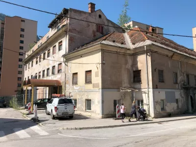 Hotel Po&scaron;ta na Jesenicah že desetletja neslavno propada, zdaj bodo podrli vsaj mansardni del. Foto: Eva Branc
