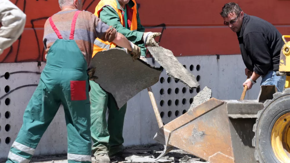 Kostno-mi&scaron;ična obolenja so v Sloveniji vzrok za četrtino bolni&scaron;kih odsotnosti, pogosto vodijo tudi v invalidnost. Foto: Luka Cjuha&nbsp;