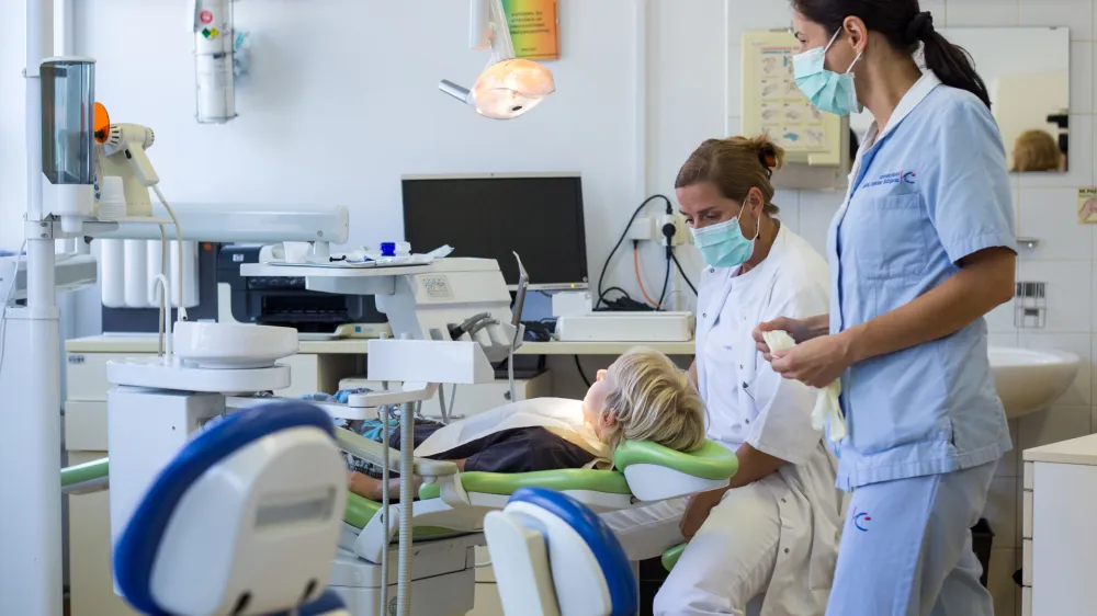 Matic &Scaron;tajer- 01.09.2016 - simbolična fotografija - Stomatolo&scaron;ka klinika UKC v Ljubljani - Center za otro&scaron;ko in preventivno zobozdravstvo (COPZ) - specialistično otro&scaron;ko zobozdravstvo - dentalna medicina - zobna medicina - zobozdravstvo - stomatologija - zob - zobna protetika -..//FOTO: Maja Marko