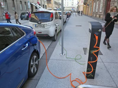 avtomobil na električni pogon, ekologija - elektromobilnost - električni avtomobil - električna mobilnost - ekologija - - 20.12.2017 &ndash; Parkiri&scaron;če Cankarjeva cesta - električna polnilnica za električno vozilo - polnilna postaja - električna mobilnost &ndash; električna vozila //FOTO: Tomaž Skale