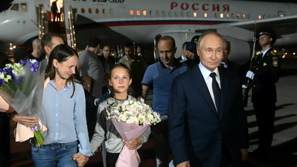 Russian President Vladimir Putin welcomes Russian nationals, including Artyom Dultsev, Anna Dultseva and their children, following a prisoner exchange between Russia with Western countries, during a ceremony at Vnukovo International Airport in Moscow, Russia August 1, 2024. Sputnik/Mikhail Voskresensky/Pool via REUTERS ATTENTION EDITORS - THIS IMAGE WAS PROVIDED BY A THIRD PARTY.