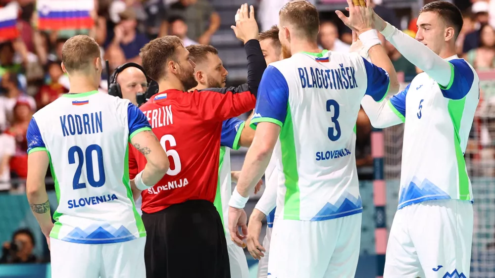 Paris 2024 Olympics - Handball - Men's Preliminary Round Group A - Japan vs Slovenia - South Paris Arena 6, Paris, France - August 02, 2024. Klemen Ferlin of Slovenia and Nik Henigman of Slovenia celebrates with teammates. REUTERS/Bernadett Szabo