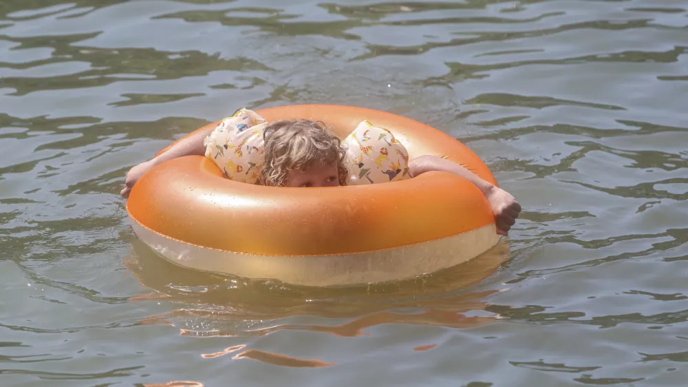 - 21.07.2024 - reportaža Podpe&scaron;ko jezero - poletje, vročina, kopanje, hlajenje, kopalci, obiskovalci, ljudje //FOTO: Jaka Gasar