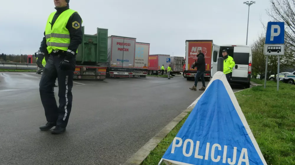 Pri poostrenem nadzoru na Zalokah so poleg prometnih policistov sodelovale &scaron;e druge nadzorne službe. F Dragana Stanković