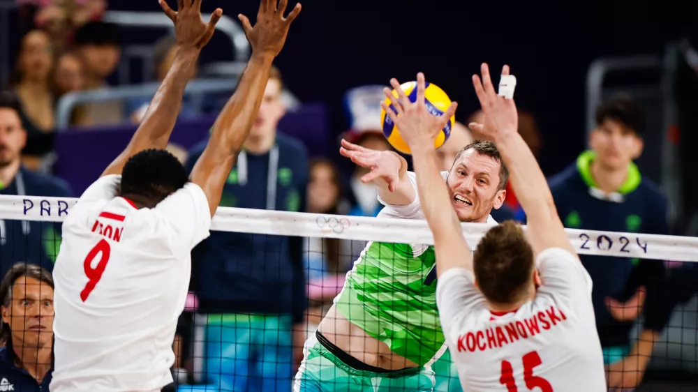 Za Tončka &Scaron;terna (v zelenem dresu) in slovenske soigralce je bil poljski blok v četrtfinalu olimpijskih iger previsok. Foto: STA