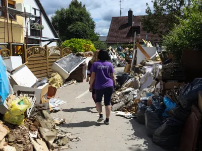Po naravnih nesrečah se &scaron;tevilo sklenjenih zavarovanj nekoliko poveča, a običajno kmalu spet umiri ali vrne na podobno raven kot pred tem, opažajo v Zavarovalnici Triglav. Na fotografiji odpravljanje posledic lanskih poplav v Sneberjah. F Bojan Velikonja Q