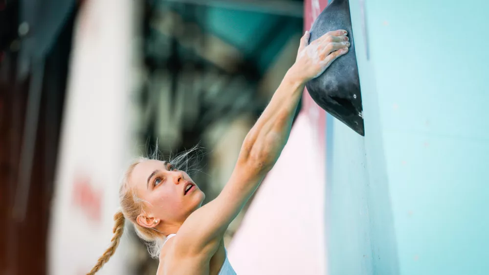 Francija, Pariz.Poletne olimpijske igre 2024 v Parizu.Sportno plezanje, kombinacija, polfinale - balvani.Slovenska plezalka Janja Garnbret.