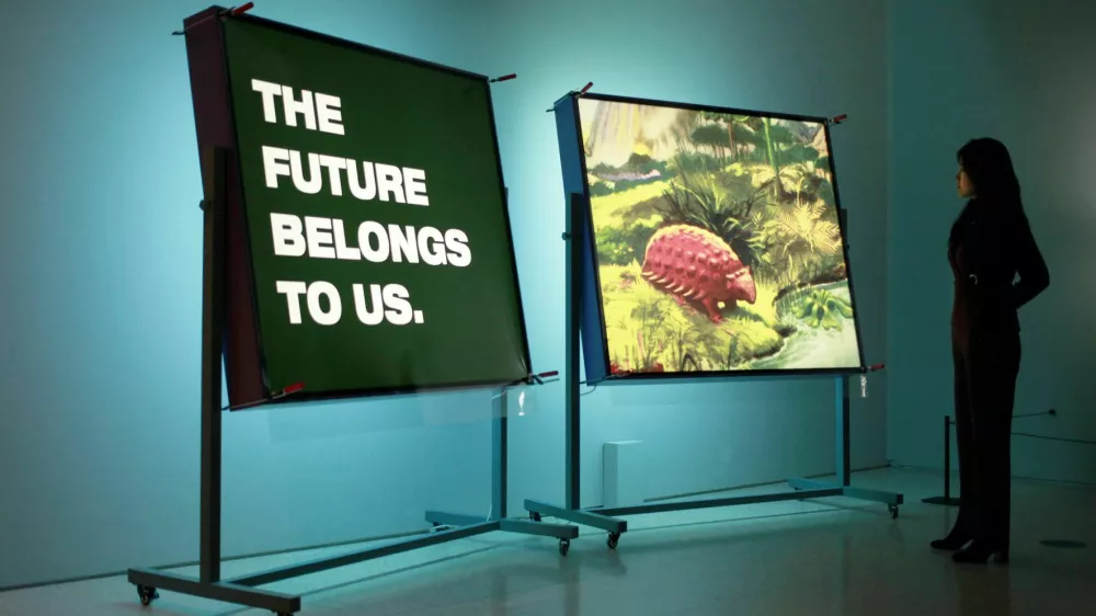 Basim Magdy v delu Na&scaron;a prazgodovinska usoda (2011) črpa tako iz ogla&scaron;evanja kot znanstvene fantastike, stripa in dokumentarnih oddaj o naravi, znanosti in tehnologiji. Foto: arhiv Royal Academy London