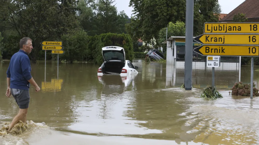 Na ministrstvu so analizo poplavnega dogodka, ki je zajel Slovenijo avgusta lani, naročili &scaron;ele več mesecev po uničujočih poplavah. Do danes ugotovitve analize javnosti &scaron;e niso bile predstavljene. Foto: Luka Cjuha