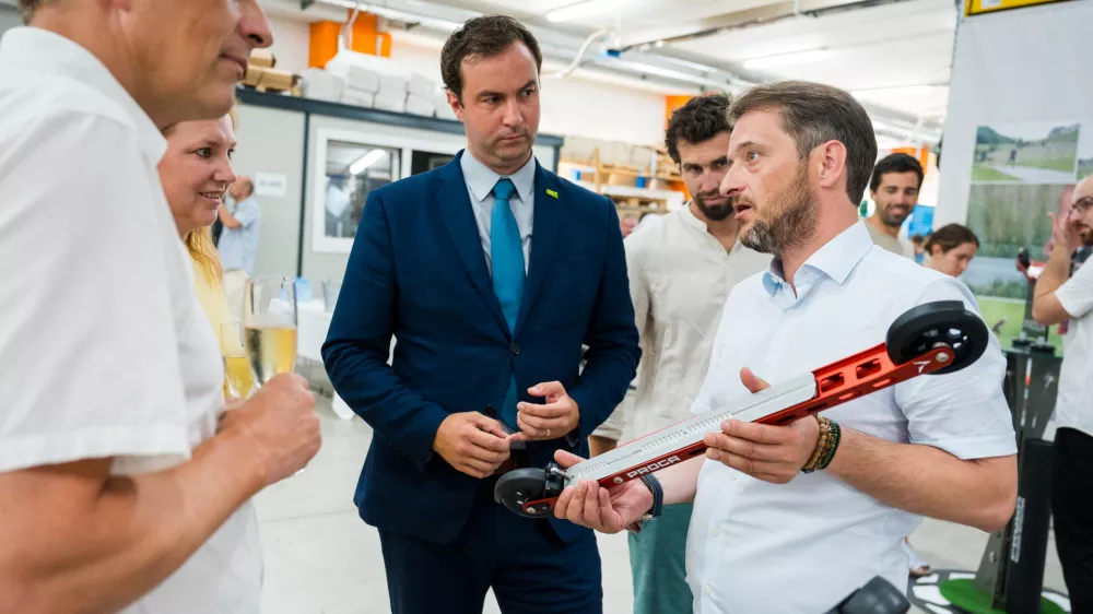 Podjetje je na dogodku predstavilo teka&scaron;ko rolko z zavoro, za katero sta inovatorja Sergej Smrkolj in Ivan Andres Arn&scaron;ek prejela zlato priznanje na leto&scaron;njem izboru zasavskih inovacij. Foto: Robi Verbajs