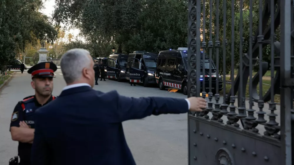 A Mossos d'Esquadra police officer controls the entrance to the Catalonia Regional Parliament on the day of the investiture debate of Catalonia to elect a new leader, in Barcelona, Spain, August 8, 2024. REUTERS/Jon Nazca