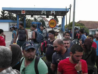 - 19.09.2015 - Slovenija - slovensko-hrva&scaron;ka meja - Obrežje   - Begunci 2015 - migracije po zahodni balkanski poti - migracijska pot beguncev iz Sirije, Afganistana in Iraka čez Balkan proti zahodni Evropi - evropska begunska kriza - migranti -   ///FOTO: Jaka Gasar