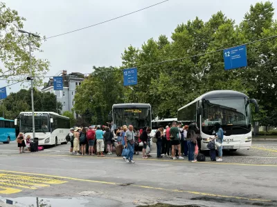 Pred avtobusi, ki peljejo do Obale, je na ljubljanski avtobusni postaji vsak dan dolga vrsta čakajočih. Foto:&nbsp;Tamara Čalo&scaron;ević