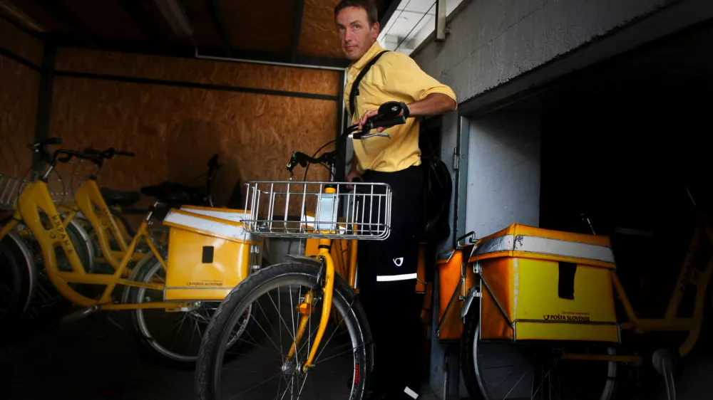 po&scaron;tar Franc Pirc - ljubljanski kolesarji - kolo  /FOTO: Bojan VelikonjaOPOMBA: ZA OBJAVO V PRILOGI &ndash; DNEVNIKOV OBJEKTIV - REPORTAŽA