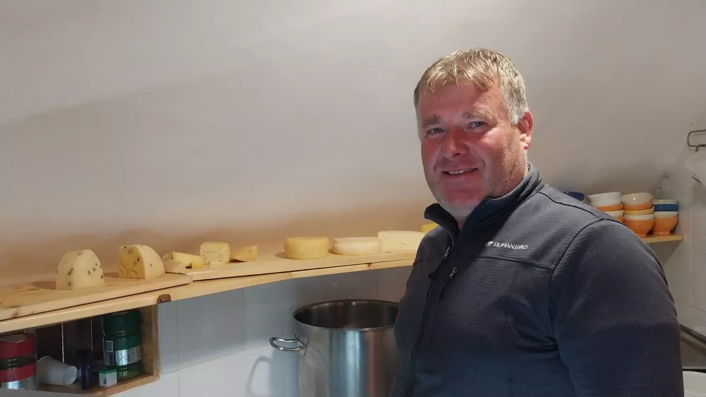 Pastir Robi Gradi&scaron;ek pripravlja sir, ki ga postreže ali pa prodaja turistom, ki ga obi&scaron;čejo na planini.&nbsp;Foto:&nbsp;Vesna Levičnik