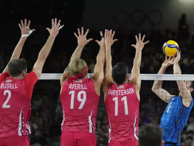 09 August 2024, France, Paris: Italy and USA&nbsp;players in action during the men's volleyball bronze medal match between Italy and USA at the South Paris Arena, as part of the Paris 2024 Olympic Games. Photo: Spada/LaPresse via ZUMA Press/dpa