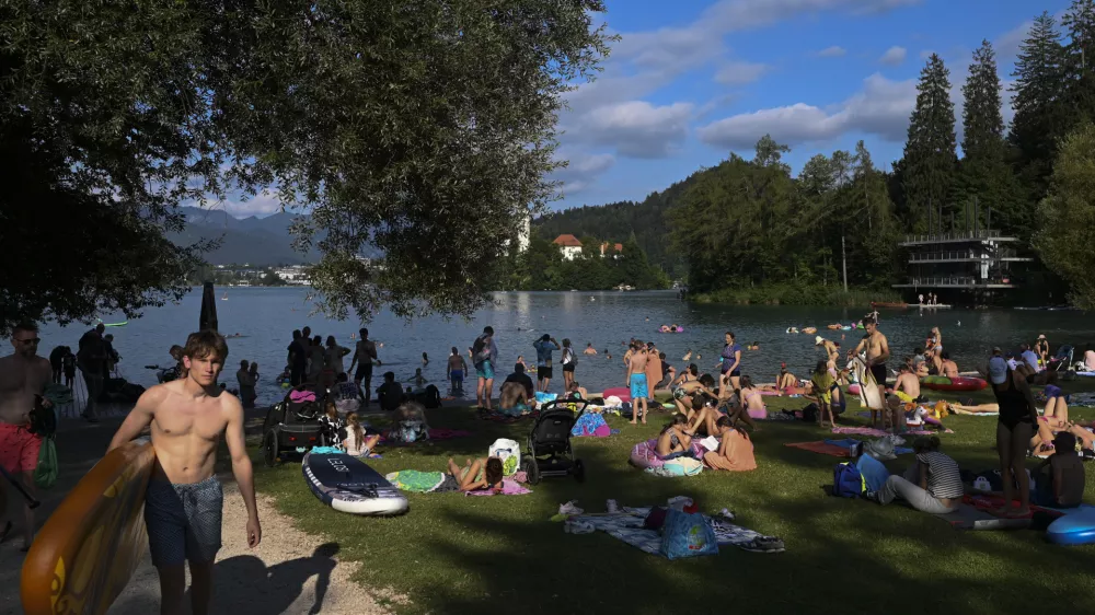 turisti turizemkopali&scaron;če Mala Zaka29.07.2024 - Kopanje v blejskem jezeru, Bled. FOTO: Nik Erik Neubauer