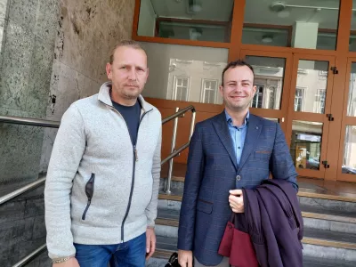 Bo&scaron;tjan Trobi&scaron; (levo) in njegov odvetnik David Borlinič Gačnik sku&scaron;ata sodi&scaron;če prepričati, da je do prometne nesreče pri&scaron;lo brez dotika. Foto:&nbsp;Mojca Marot