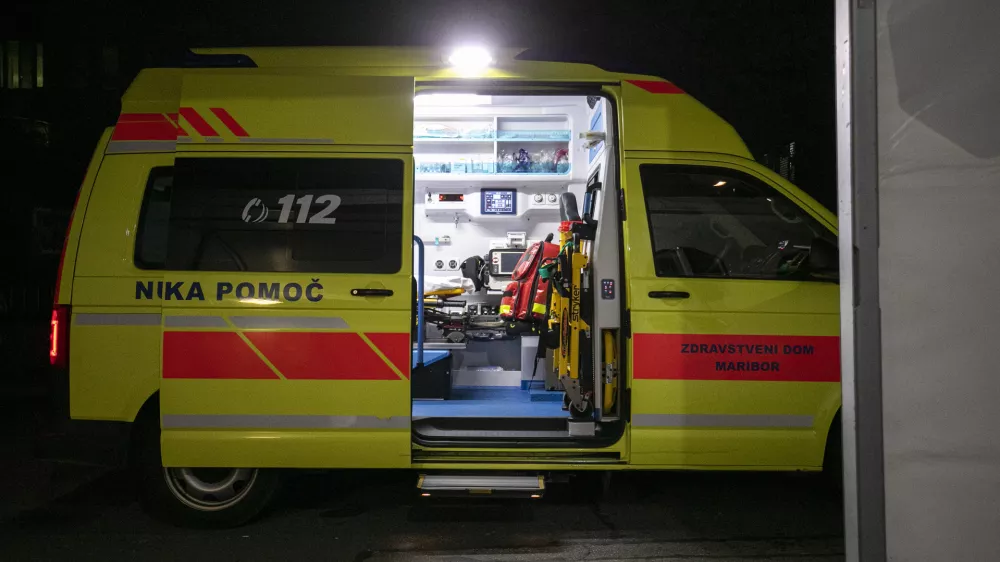 - Urgentni center, UKC Maribor, re&scaron;ilec- 23.10.2020 &ndash; Maribor &ndash; reportaža s protesta in omejitvi gibanja med 21 in 6 uro - 30 dnevna epidemija Koronavirus COVID-19 v Sloveniji &ndash; omejitev gibanja ljudi ponoči med 21. in 6. uro - prepovedano zbiranje več kot &scaron;est ljudi, prepoved vseh prireditev in shodov //FOTO: Matjaž Ru&scaron;t