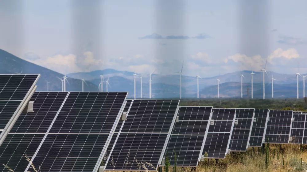 - Vetrna elektrarna, obnovljivi viri energije.- 24.07.2024. - Sončna elektrarna Ljubač v bližini Knina na Hrva&scaron;kem v lasti Petrola. V ozadju vetrna elektrarna Pađene.//FOTO: Bojan VelikonjaOPOMBA: ZA OBJAVO V OBJEKTIVU!!!!