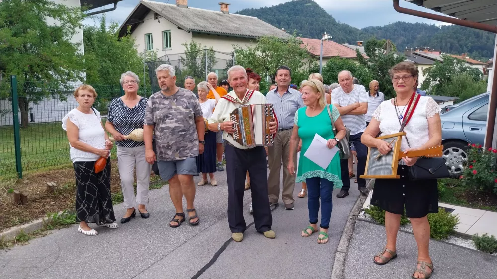 Zbrani prijatelji so s pesmijo in harmoniko pri&scaron;li vo&scaron;čit Francu Primožiču kar na dom.&nbsp;Foto: Vesna Levičnik