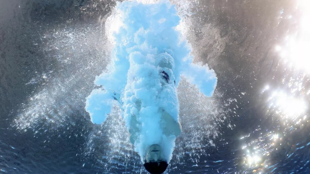 Paris 2024 Olympics - Diving - Men's 10m Platform Final - Aquatics Centre, Saint-Denis, France - August 10, 2024. Nathan Zsombor-Murray of Canada in action. REUTERS/Stefan Wermuth   TPX IMAGES OF THE DAY