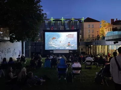 Festival Poletje na platnu in med platnicami bo v tem tednu s filmi, pogovori in začasno knjigarno oživil Muzejsko plo&scaron;čad Metelkova. Foto: arhiv zavoda Divja misel