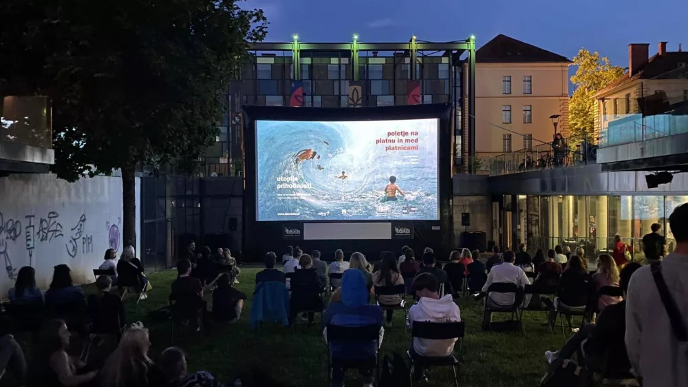 Festival Poletje na platnu in med platnicami bo v tem tednu s filmi, pogovori in začasno knjigarno oživil Muzejsko plo&scaron;čad Metelkova. Foto: arhiv zavoda Divja misel