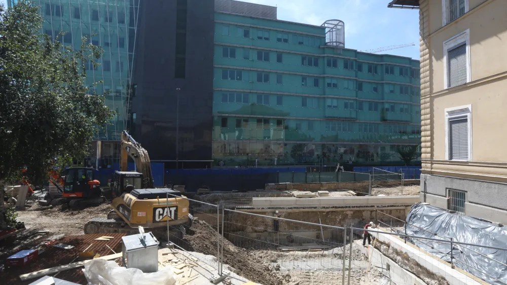 Kolektor koling in CGP morata zgraditi začasni podzemni dostop med pediatrično kliniko in kliničnim oddelkom za gastroenterologijo. Foto:&nbsp;Luka Cjuha