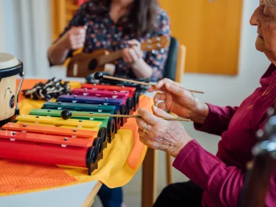 Glasbena terapija je uspe&scaron;na tudi pri osebah z demenco. / Foto: Zgts