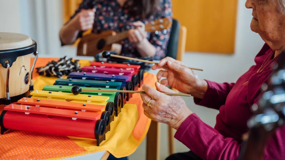 Glasbena terapija je uspe&scaron;na tudi pri osebah z demenco. / Foto: Zgts