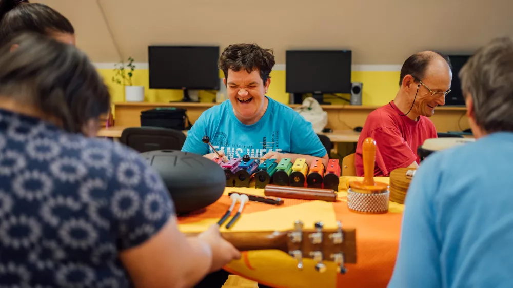 Z igranjem na in&scaron;trumente in petjem se med klienti in terapevtom ustvari posebna vez, ki nudi varnost in povezanost. / Foto: Zgts