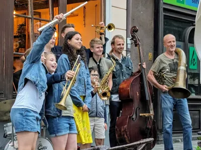 Udeleženci &scaron;ole Jazz Ravne, ki se družijo pod imenom Jazz Mulci, bodo gostovali tudi na Hrva&scaron;kem, pri prijateljskem festivalu Jazz u vinogradu. Desno ob njih njihov mentor Samo Kolar. Foto: arhiv Festivala slovenskega jazza
