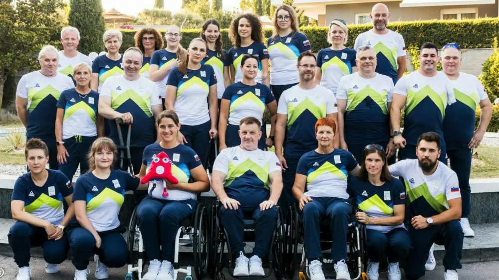  Slovenska odprava para&scaron;portnic in para&scaron;pornikov, ki potuje v Pariz.  F ZSIS