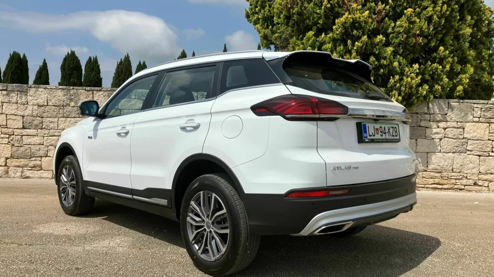 Notranjost je sodobna, tudi z velikim barvnim zaslonom na dotik. Na zadnji klopi je veliko prostora, prtljažnim vratom pomaga elektrika.&nbsp;Foto:&nbsp;Matej &Scaron;takul